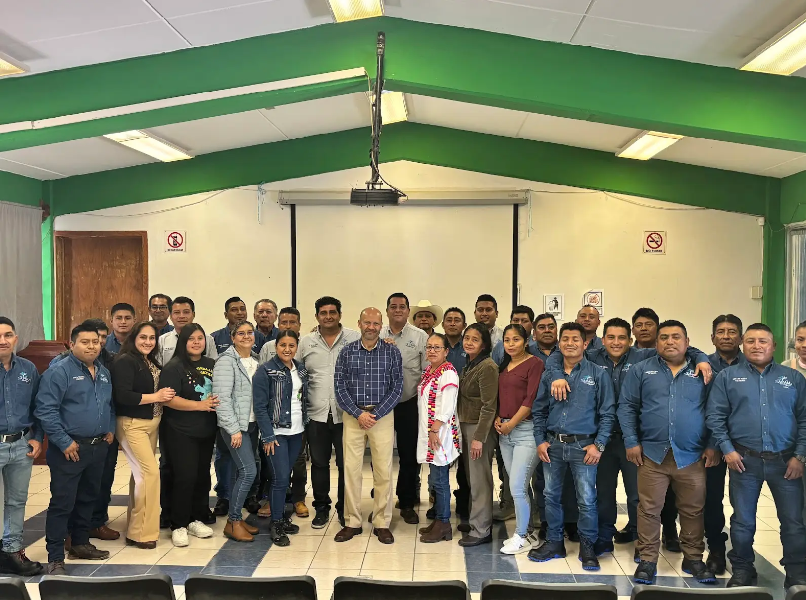 Equipo de la institución trabajando